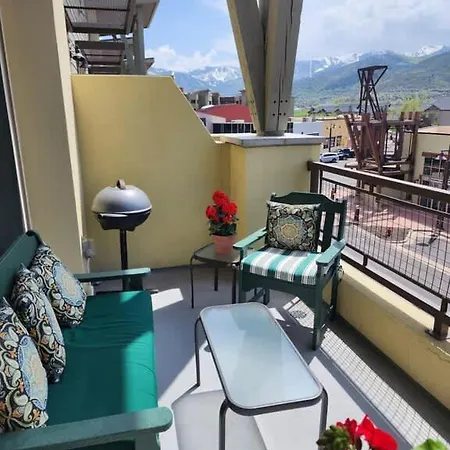Newpark Townhome, Breathtaking Views Shopping Center Steps Away